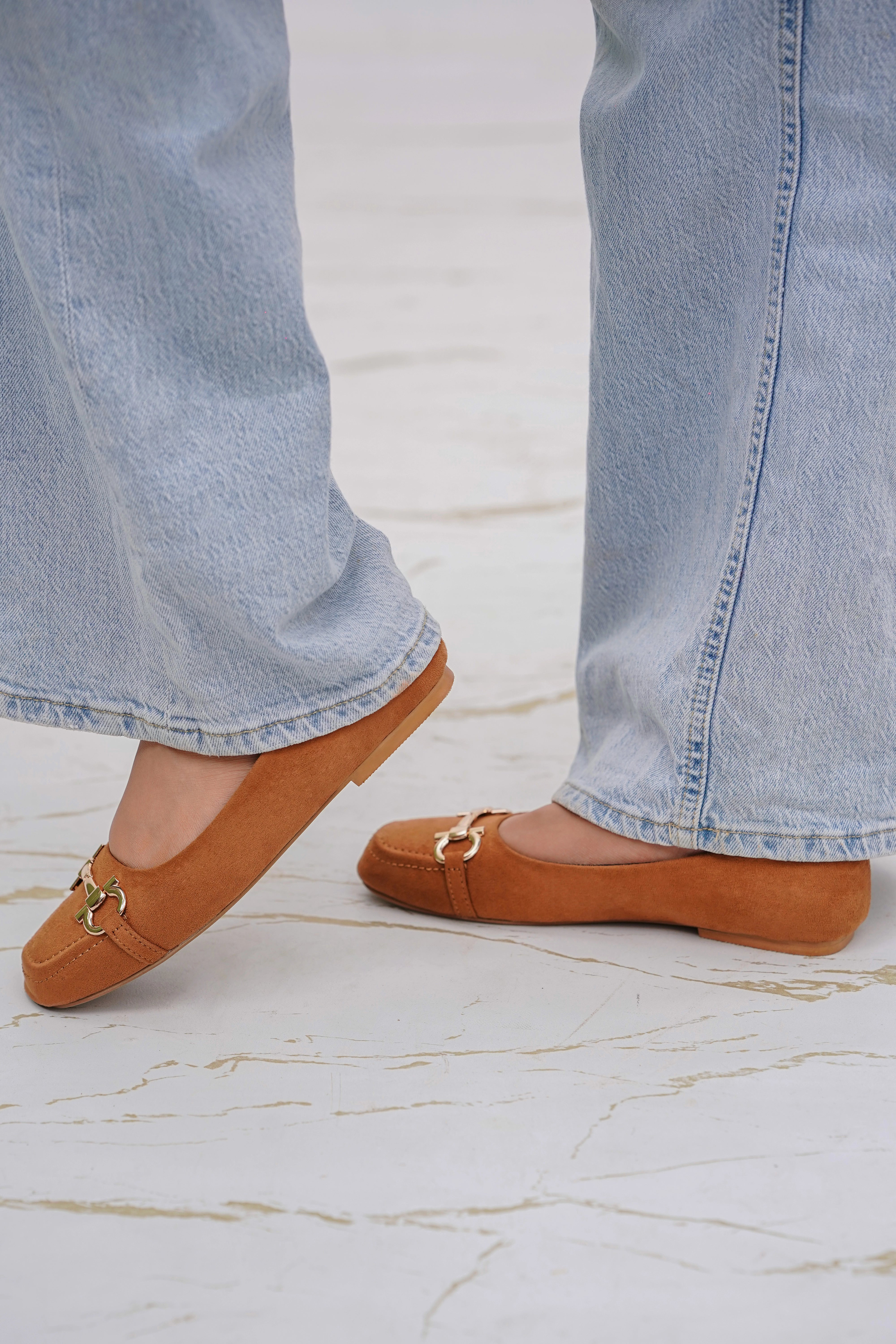 Adriana lima flat pump